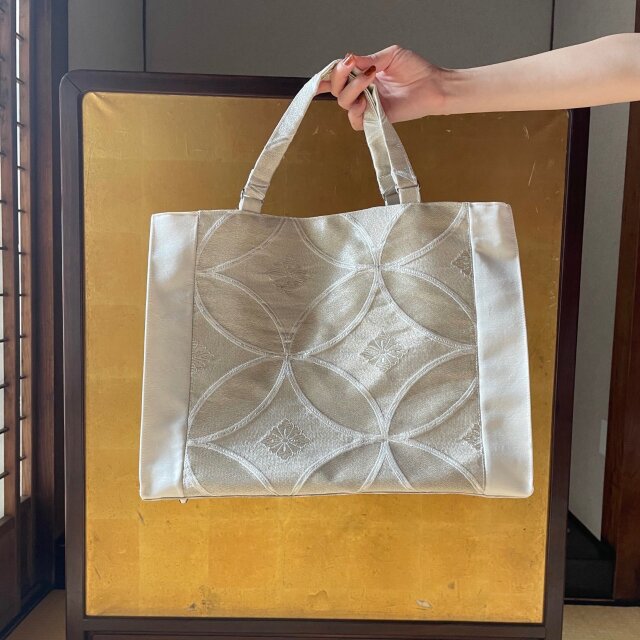銀色の帯地トートバッグ|A4対応・底鋲付き・軽量380g|着物リメイク 銀色の帯地トートバッグ|A4対応・底鋲付き・軽量380g|着物リメイク
