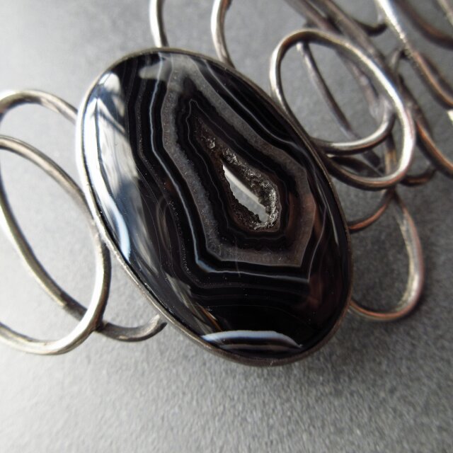 結晶を包み込んだオニキスのシルバーチョーカー | iichi 日々の暮らし