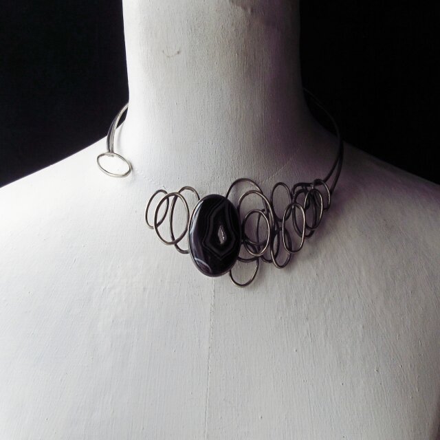 結晶を包み込んだオニキスのシルバーチョーカー | iichi 日々の暮らし