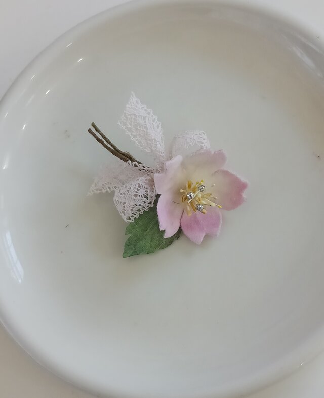 染め布花＊一・輪さくらのコサージュ | iichi 日々の暮らしを心地よく