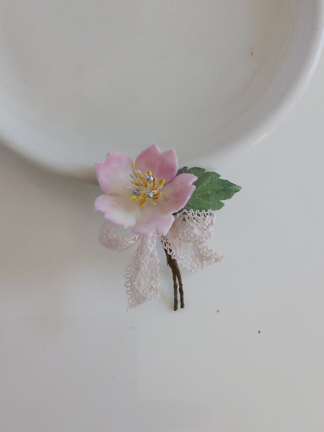 染め布花＊一・輪さくらのコサージュ | iichi 日々の暮らしを心地よく
