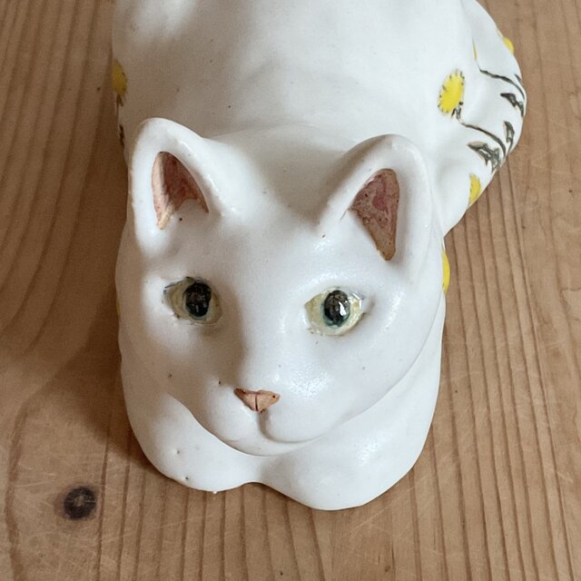 陶器のたんぽぽと白猫(香箱) | iichi 日々の暮らしを心地よくする