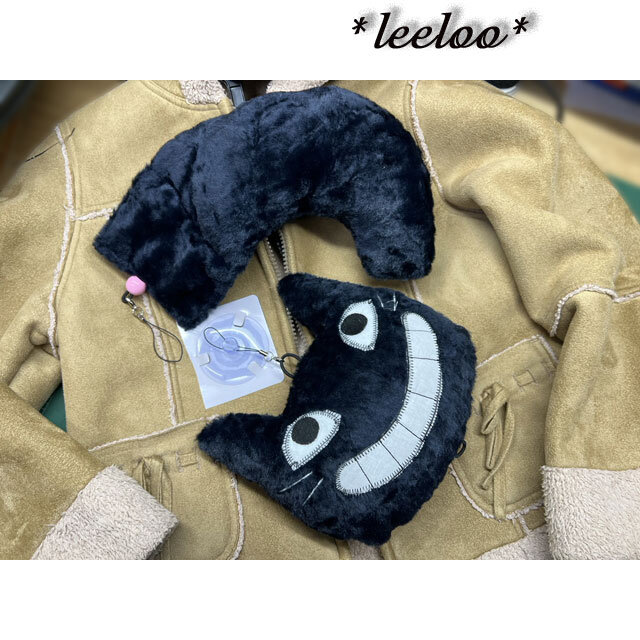黒猫にゃーの巨大スマホストラップ／ふさふさもこもこアップリケ雑貨