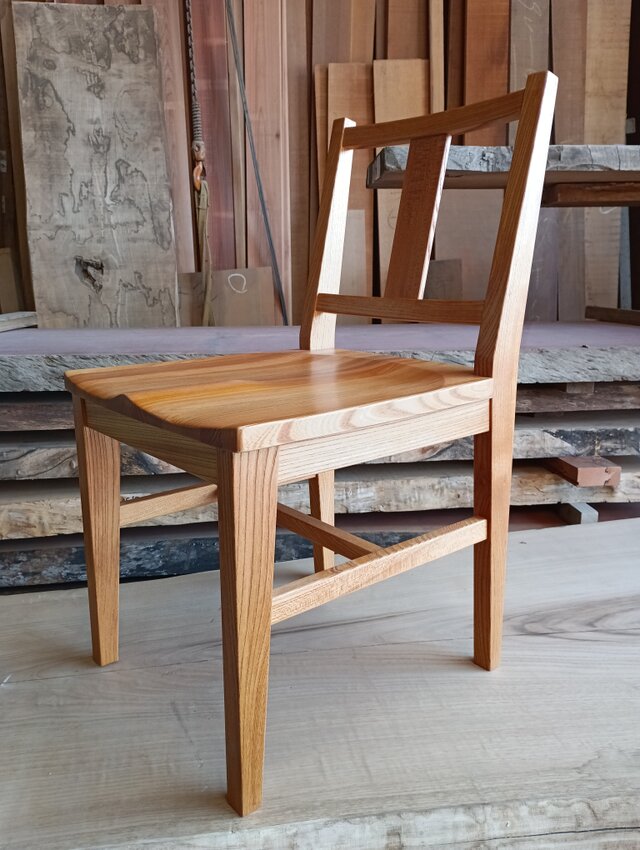 椅子　ダイニングチェア　欅　無垢 欅のダイニングチェア | iichi 日々の暮らしを心地よくする
