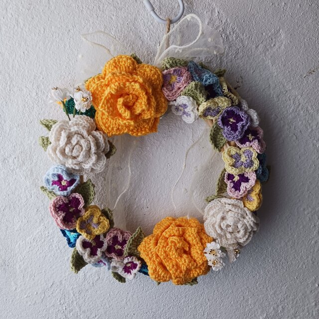 バラとパンジーのリース 壁飾り かぎ針編み | iichi 日々の暮らしを