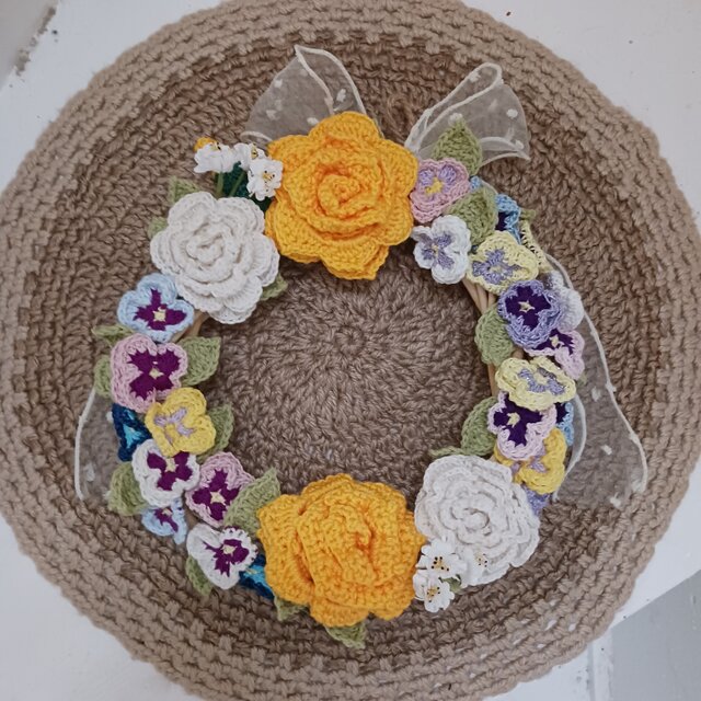 バラとパンジーのリース 壁飾り かぎ針編み | iichi 日々の暮らしを