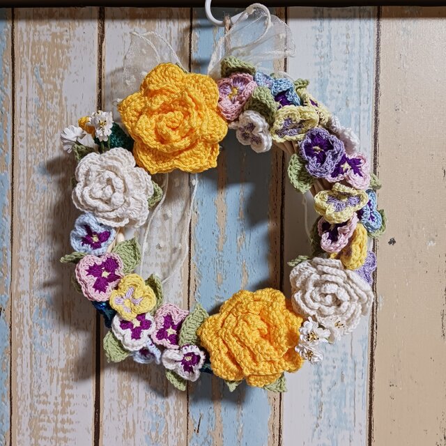 バラとパンジーのリース 壁飾り かぎ針編み | iichi 日々の暮らしを