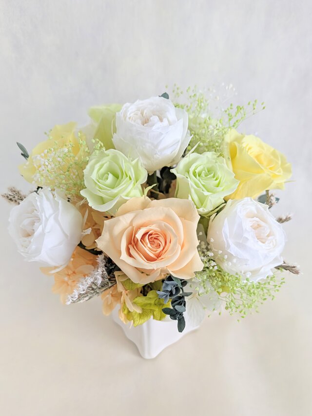 陶器製 ブーケ型 花瓶 ホワイト リボン プリザーブドフラワー／ふんわりと明るく優しい薔薇たちの白い陶器
