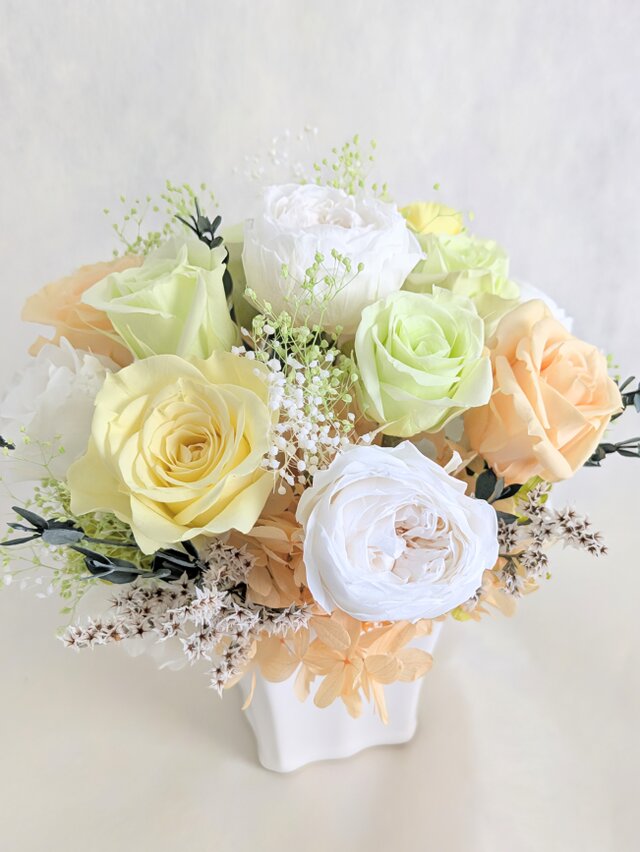 プリザーブドフラワー／ふんわりと明るく優しい薔薇たちの白い陶器