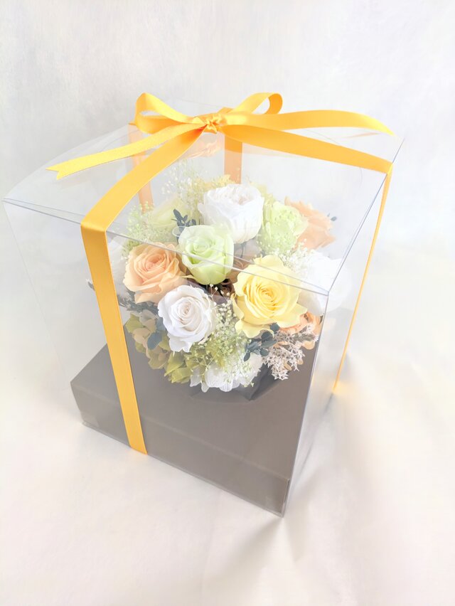 プリザーブドフラワー／ふんわりと明るく優しい薔薇たちの白い陶器