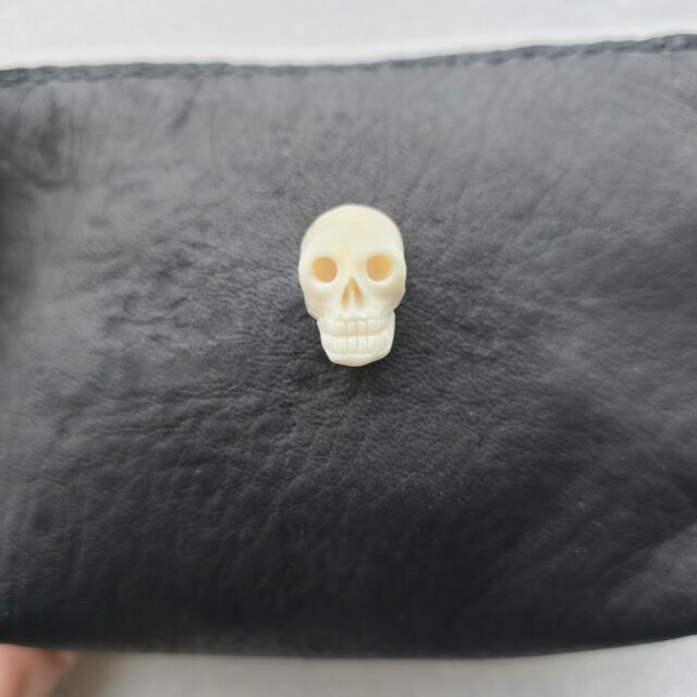 鹿革のポーチ 鹿角スカルボタン | iichi 日々の暮らしを心地よくする