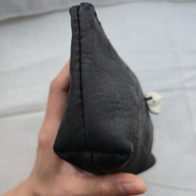 鹿革のポーチ 鹿角スカルボタン | iichi 日々の暮らしを心地よくする