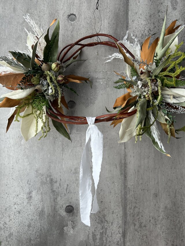 ツルとワイルドフラワーの枝見せリース | iichi 日々の暮らしを