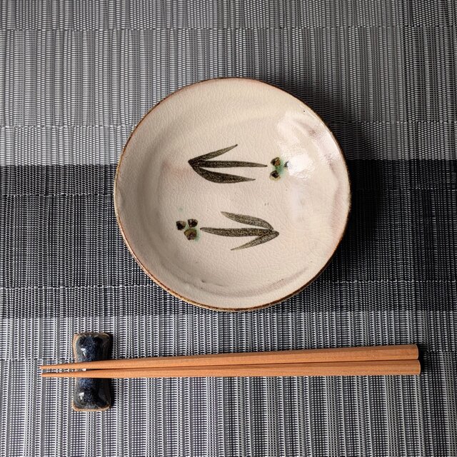 草花文様の小皿 豆皿 【手仕事 民藝 和 陶器】 | iichi 日々の暮らしを