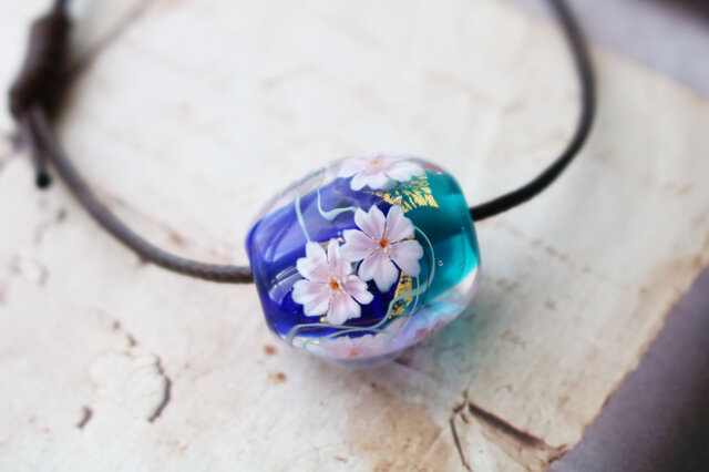 桜のとんぼ玉（ガラス玉）青×水色／金箔入り | iichi 日々の暮らしを