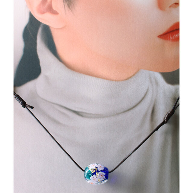 桜のとんぼ玉（ガラス玉）青×水色／金箔入り | iichi 日々の暮らしを