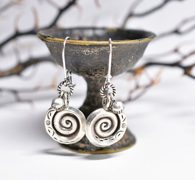 カレンシルバー渦巻チョーカーネックレスとピアス セット 花模様刻印入り渦巻きカレンシルバーとインドシルバー鈴のピアス