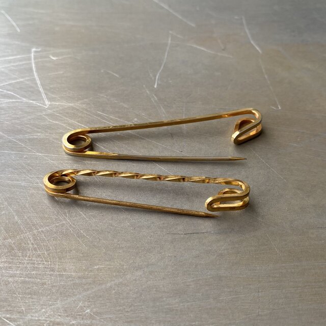 Vintage USA retro gold tone pin brooch | iichi 日々の暮らしを Vintage USA retro gold tone pin brooch | iichi 日々の暮らしを