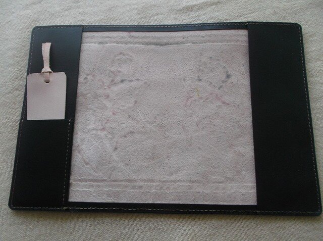 文庫サイズブックカバー 刻印、拭き染め 牛革 | iichi 日々の暮らしを