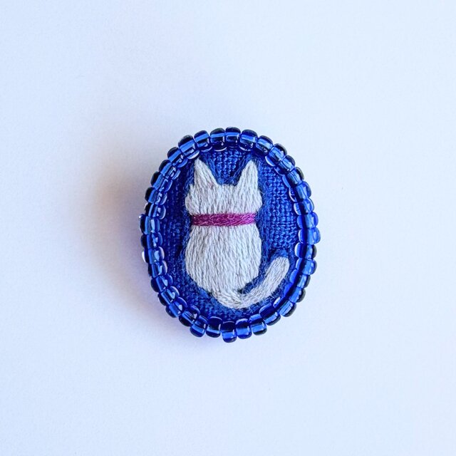ビーズで飾ったこねこのミニ刺繍ブローチ【botanical】#440 | iichi