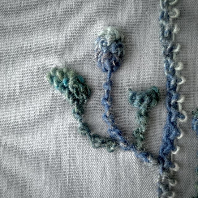 【一点もの】『手紡ぎ糸のお花. a'』手刺繍ファブリックパネル 一点もの】『手紡ぎ糸のお花. i'』手刺繍ファブリックパネル | iichi