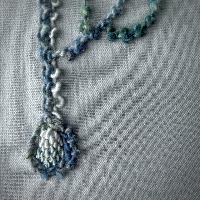 【一点もの】『手紡ぎ糸のお花. f'』手刺繍ファブリックパネル 一点もの】『手紡ぎ糸のお花. i'』手刺繍ファブリックパネル | iichi