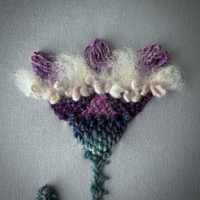 【一点もの】『手紡ぎ糸のお花. a'』手刺繍ファブリックパネル 一点もの】『手紡ぎ糸のお花. i'』手刺繍ファブリックパネル | iichi