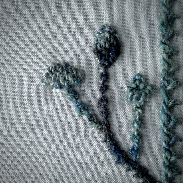 【一点もの】『手紡ぎ糸のお花. f'』手刺繍ファブリックパネル 一点もの】『手紡ぎ糸のお花. i'』手刺繍ファブリックパネル | iichi