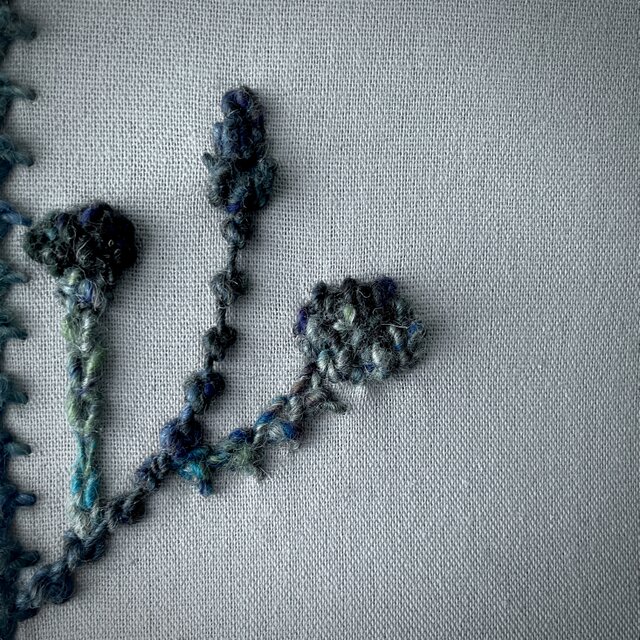 一点もの】『手紡ぎ糸のお花. i'』手刺繍ファブリックパネル | iichi