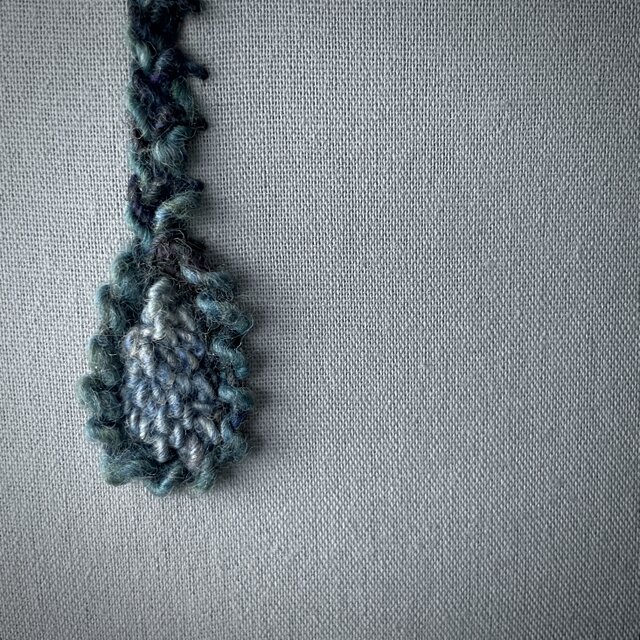 一点もの】『手紡ぎ糸のお花. i'』手刺繍ファブリックパネル | iichi