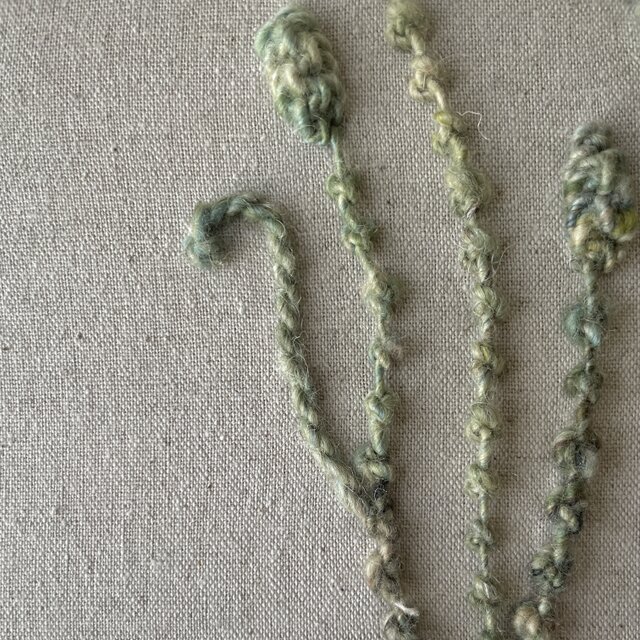 【一点もの】『手紡ぎ糸のお花. a'』手刺繍ファブリックパネル 一点もの】『手紡ぎ糸のお花. i'』手刺繍ファブリックパネル | iichi