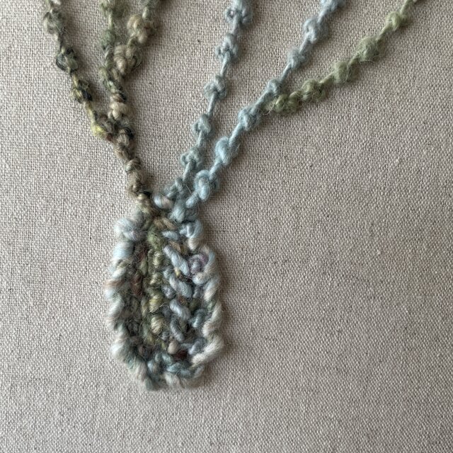 一点もの】『手紡ぎ糸のお花. j'』手刺繍ファブリックパネル | iichi