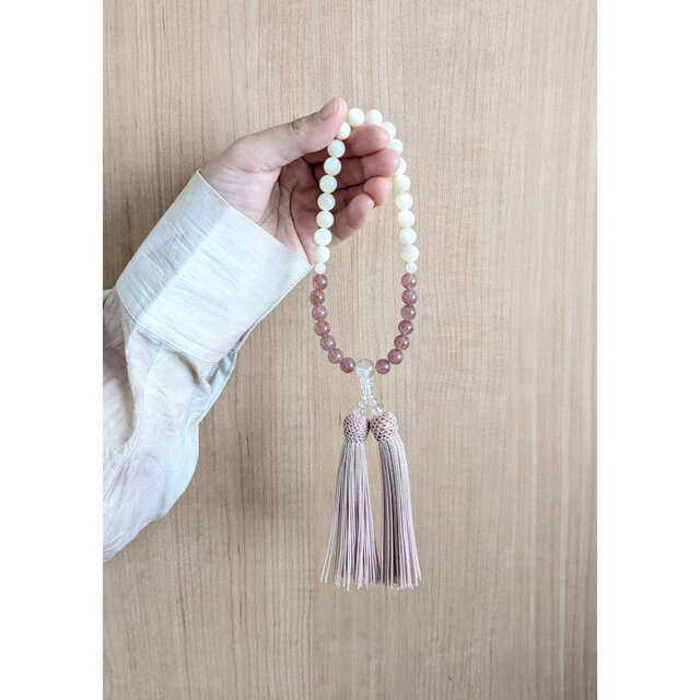 女性用/主玉8mm】白蝶貝とモスコバイト・バイカラーの数珠・略式念珠