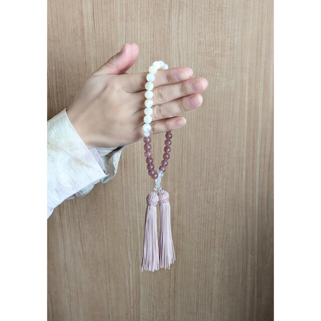 女性用/主玉8mm】白蝶貝とモスコバイト・バイカラーの数珠・略式念珠