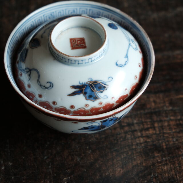 花とリーフと蝶々◇伊万里 染錦金彩蓋付碗 antiques/骨董 古民家