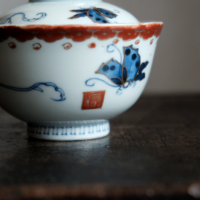 花とリーフと蝶々◇伊万里 染錦金彩蓋付碗 antiques/骨董 古民家