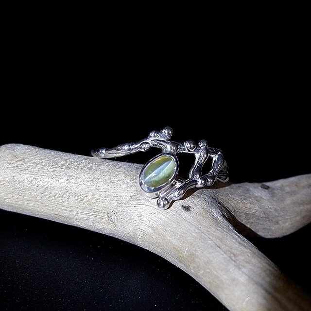 クリソベリルキャッツアイのデザインリング 13.5号 ～金緑のまなざし