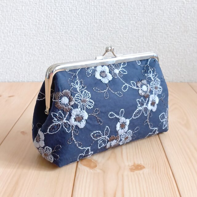 花柄刺繍 がま口メイクポーチ 14cm口金 ネイビー 607 | iichi 日々の