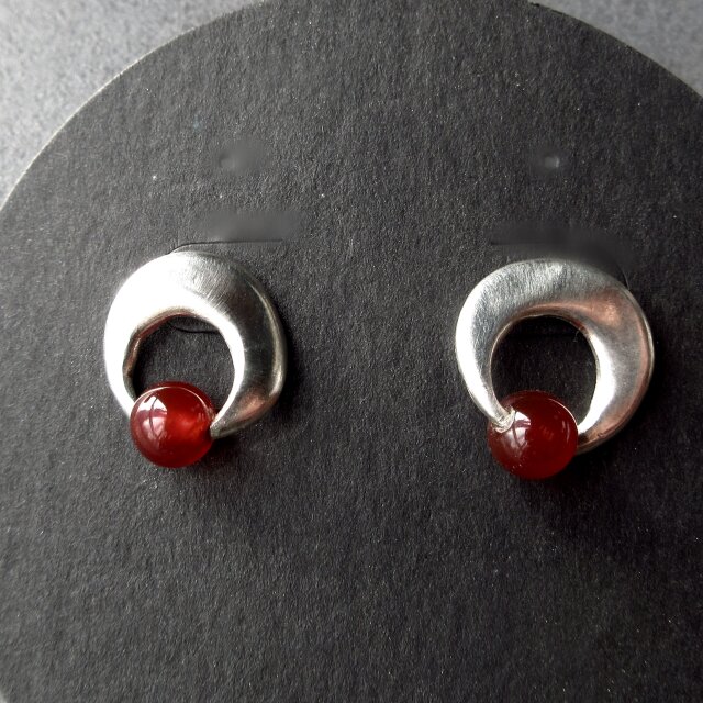 小さな赤・メノウのシルバーピアス (No.5178) | iichi 日々の暮らしを 