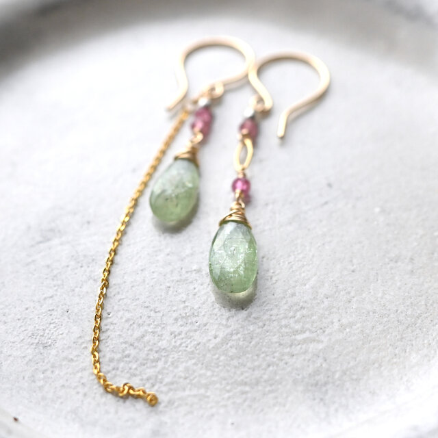 グリーンカイヤナイトとピンクトルマリンのピアス・14kgf・イヤリング