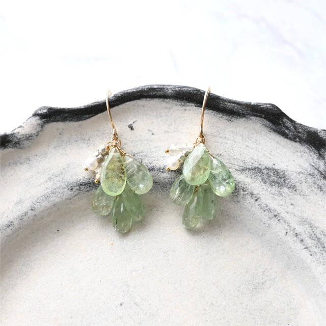 グリーンカイヤナイトの房ピアス・14kgf・イヤリング変更可 | iichi