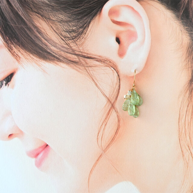 グリーンカイヤナイトの房ピアス・14kgf・イヤリング変更可 | iichi