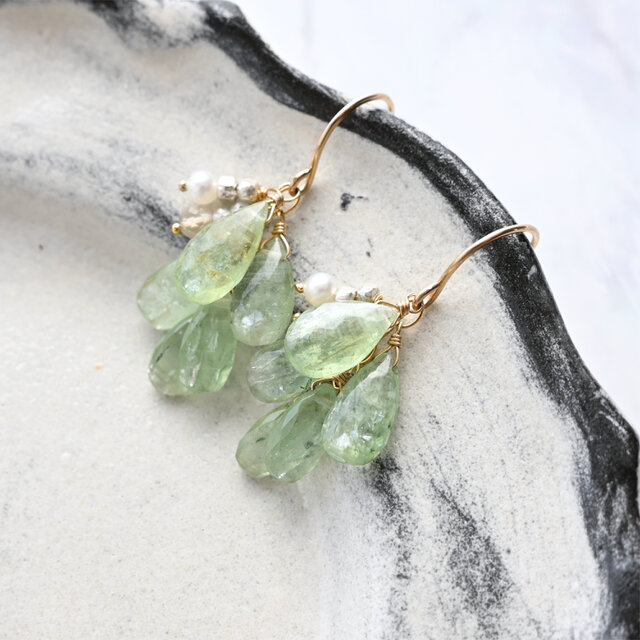 グリーンカイヤナイトの房ピアス・14kgf・イヤリング変更可 | iichi