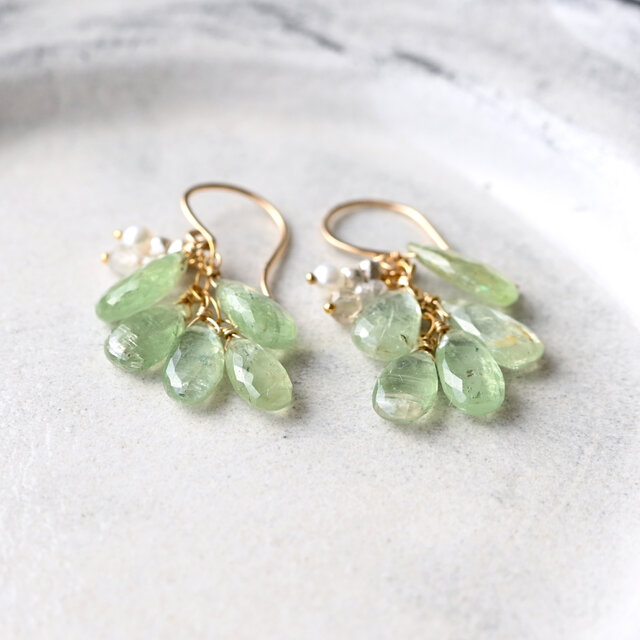 グリーンカイヤナイトの房ピアス・14kgf・イヤリング変更可 | iichi