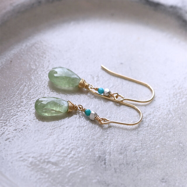 グリーンカイヤナイトとターコイズ×カレンシルバーのピアス・14kgf