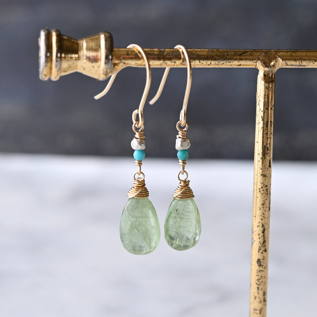 グリーンカイヤナイトとターコイズ×カレンシルバーのピアス・14kgf