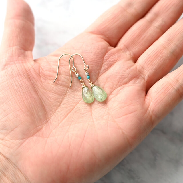 グリーンカイヤナイトとターコイズ×カレンシルバーのピアス・14kgf