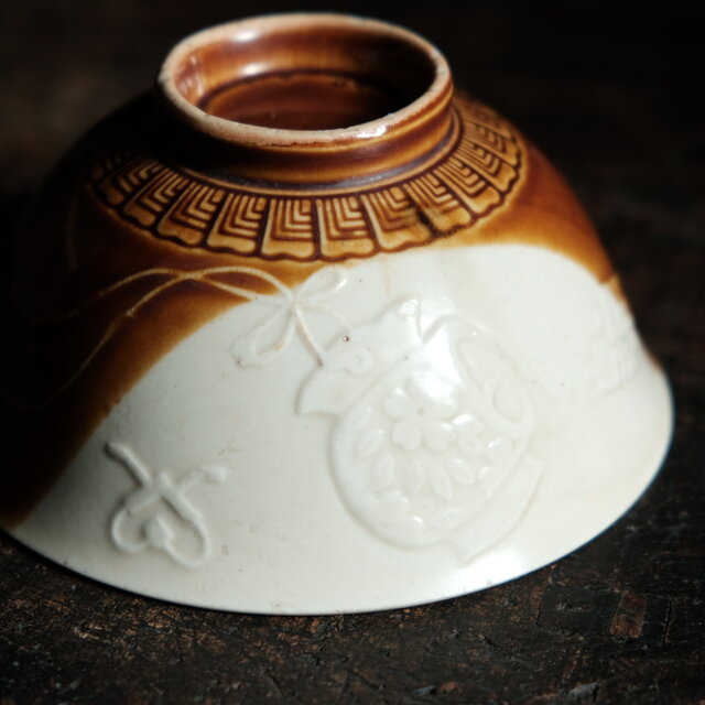 バイカラーで素敵◇太鼓と瓢箪 時代物 陽刻小碗 飯碗 骨董/antiques 古