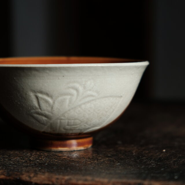 D-4 骨董 アンティーク レトロ ヴィンテージ 古美術 時代物 和食器 飯碗 バイカラーで素敵◇リーフの文様 時代物 陽刻小碗 飯碗 骨董/antiques