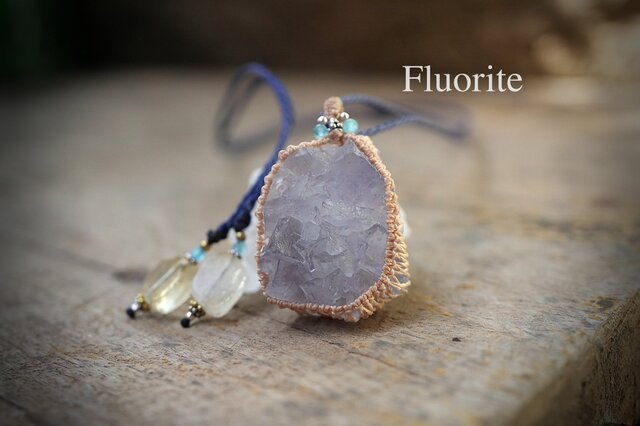 ダイナミック☆ブルーフローライト原石 マクラメネックレス1882